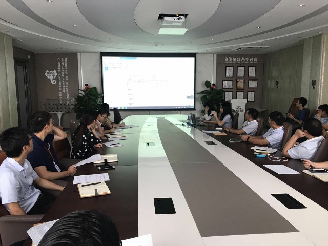 “精進不休，提高效率”德利豐家居終端櫥柜上(圖1)