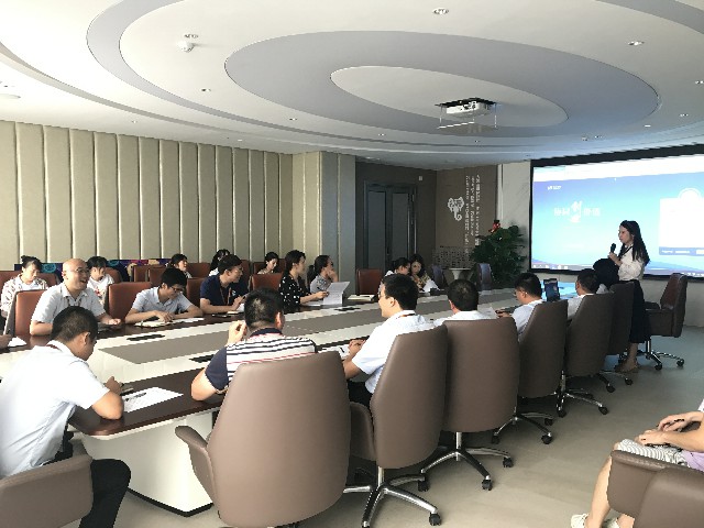 “精進不休，提高效率”德利豐家居終端櫥柜上(圖2)